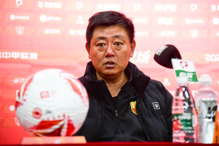 青島媒體：小里瓦爾多缺乏運(yùn)動(dòng)戰(zhàn)進(jìn)球能力，紅獅保級(jí)壓力越來(lái)越大