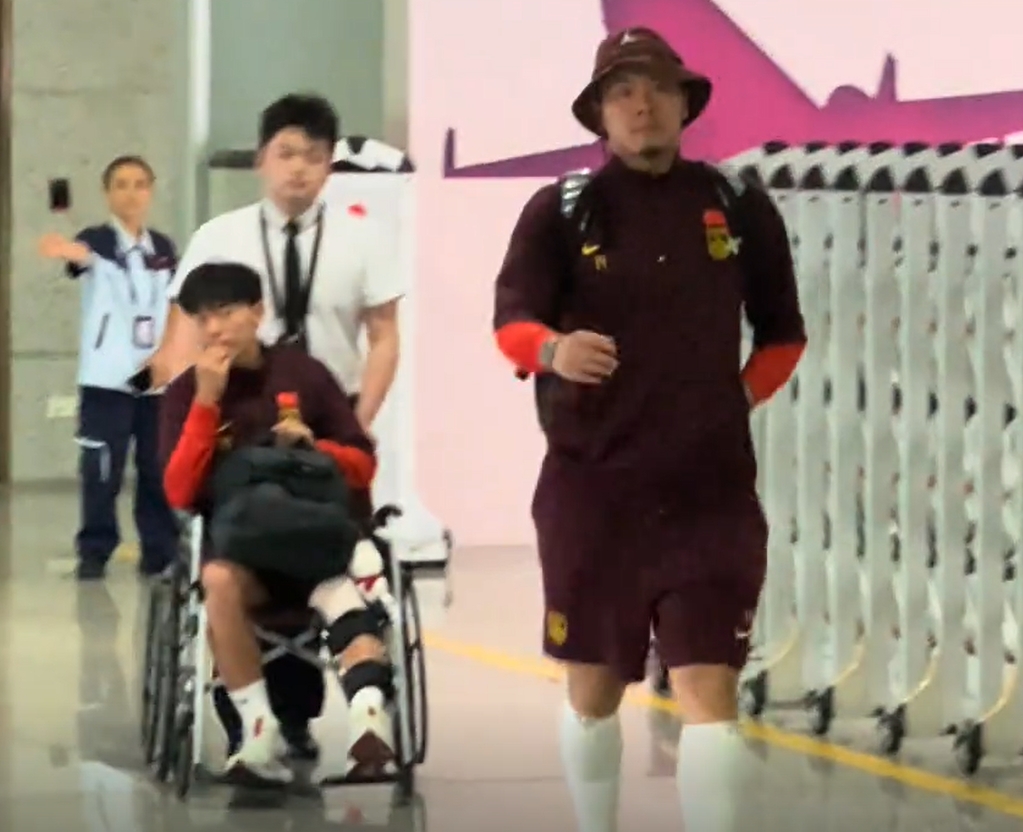 仍有不少球迷接機(jī)！國(guó)足抵達(dá)重慶，胡荷韜坐輪椅，王大雷招手示意