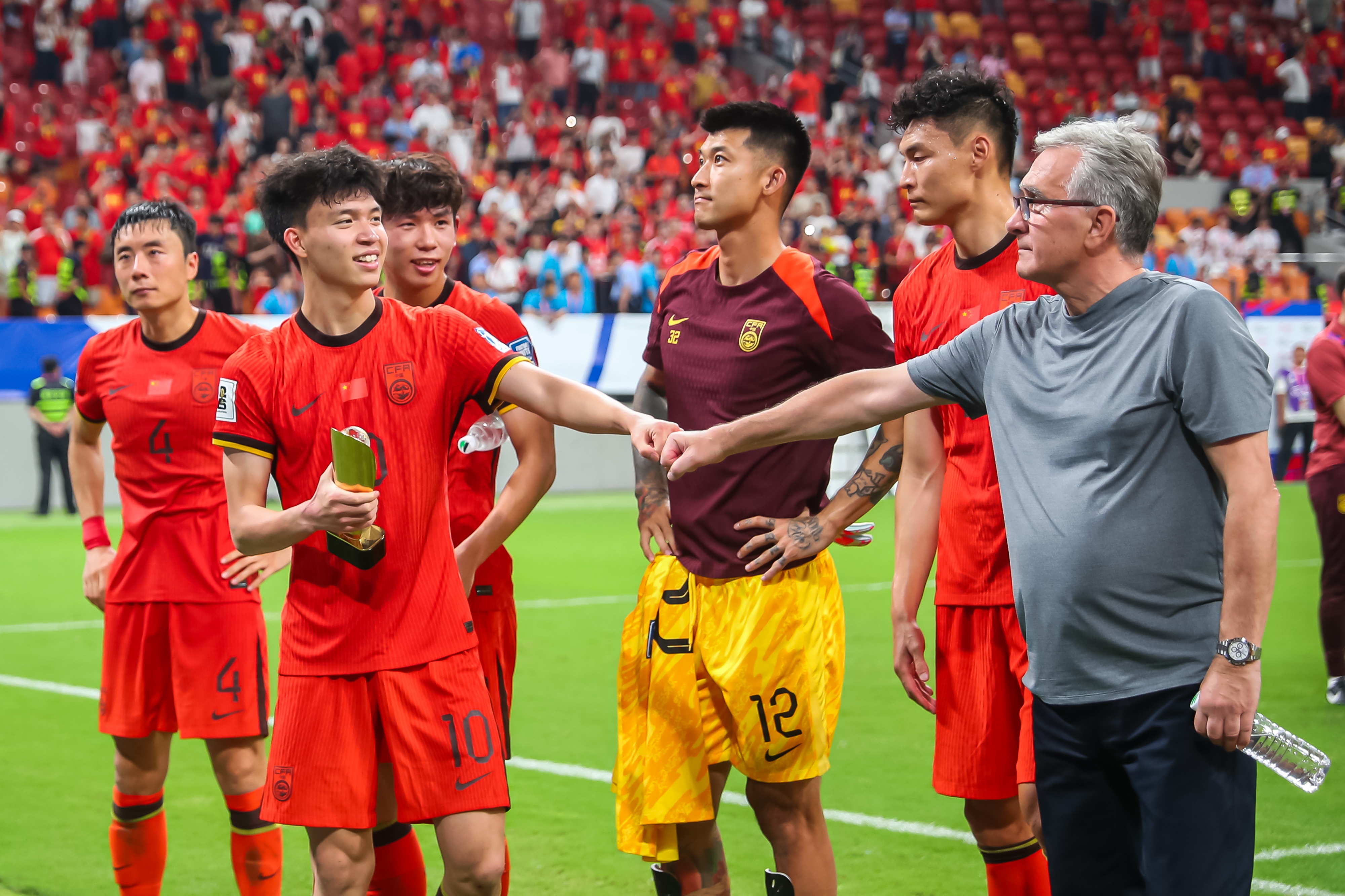 王鈺棟成為國足第215位&第4年輕進球球員，侯永永成為第667位國腳