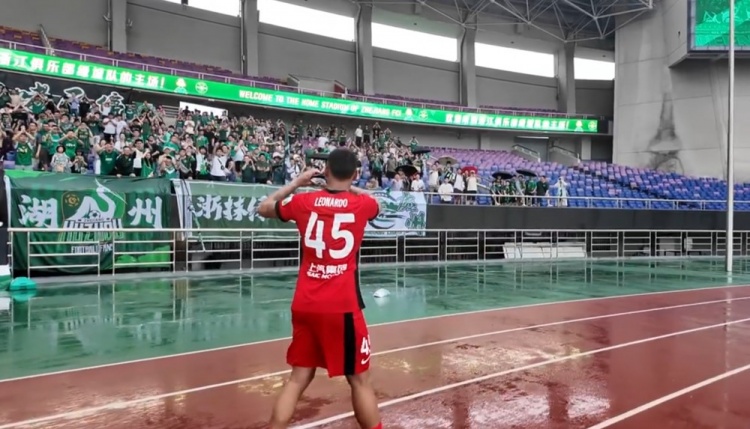 浙江2-2上海海港，萊昂納多被換下時前往場邊向老東家球迷謝場