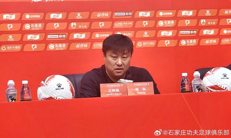 張輝：開場第6分鐘和第12分鐘，這兩個失球?qū)η蜿?duì)來說是一個災(zāi)難