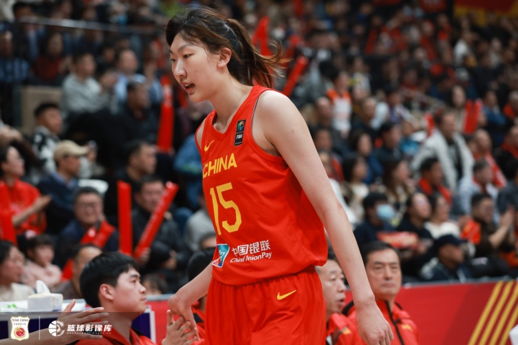 絕對的高度優(yōu)勢！中國女籃籃板44-20領(lǐng)先日本女籃 前場板16-5