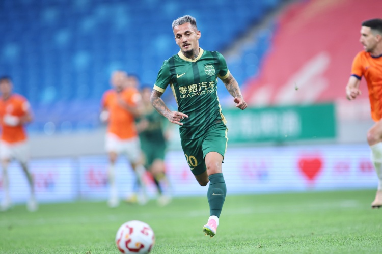 東體：浙江還將引進(jìn)一名高中鋒，候選包括參加世俱杯的球員