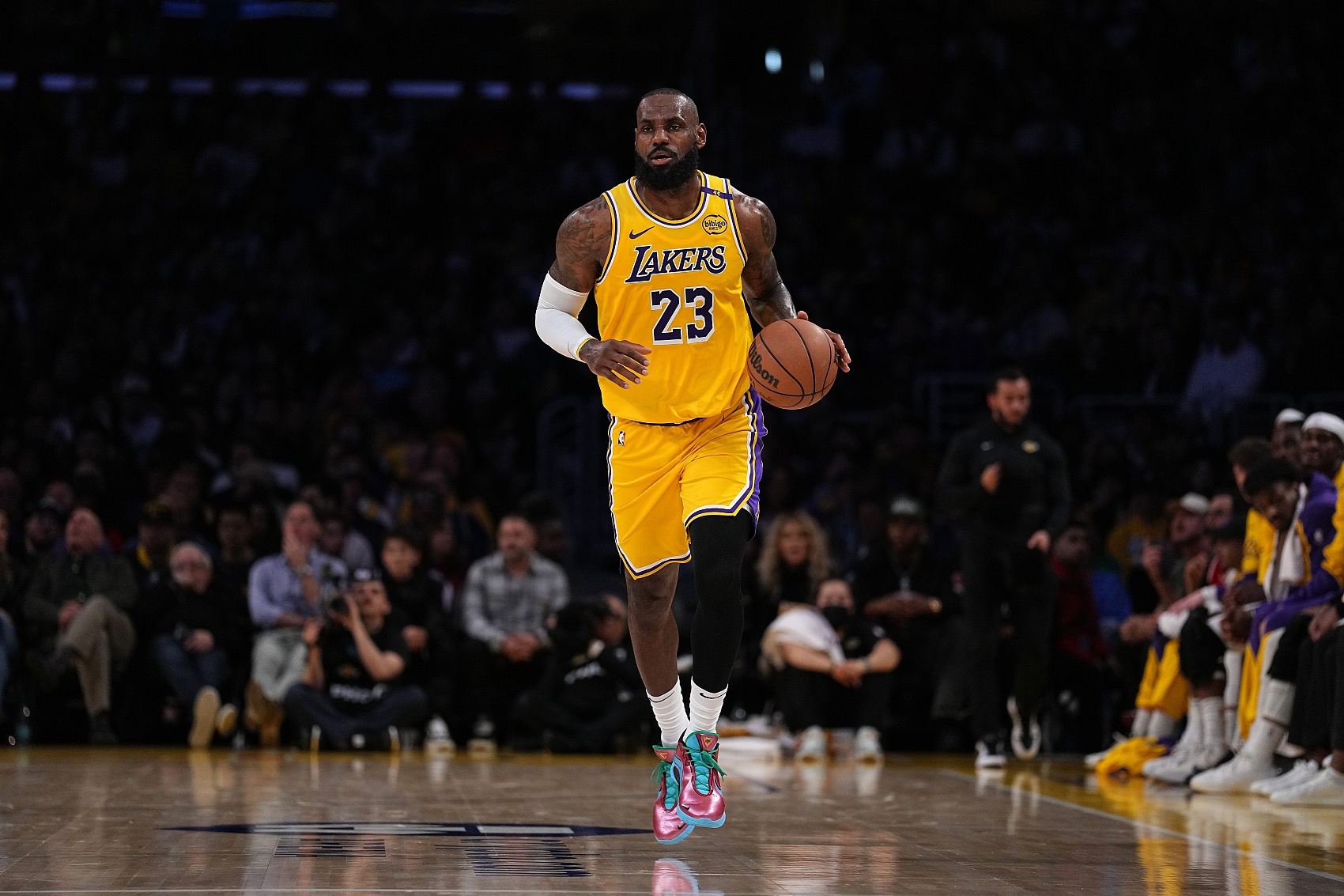 ??詹姆斯連續(xù)八年效力于湖人 個(gè)人NBA職業(yè)生涯最長(zhǎng)