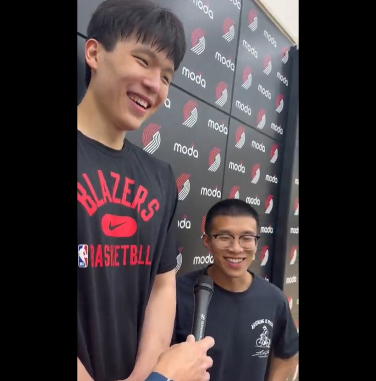 ??楊瀚森首次訓(xùn)練后采訪 翻譯Chris再次收獲開拓者記者好評(píng)
