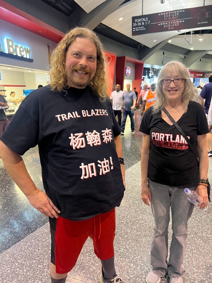 ??楊瀚森水不了！球迷穿特制衣服為小楊加油 “瀚”少了三點(diǎn)水
