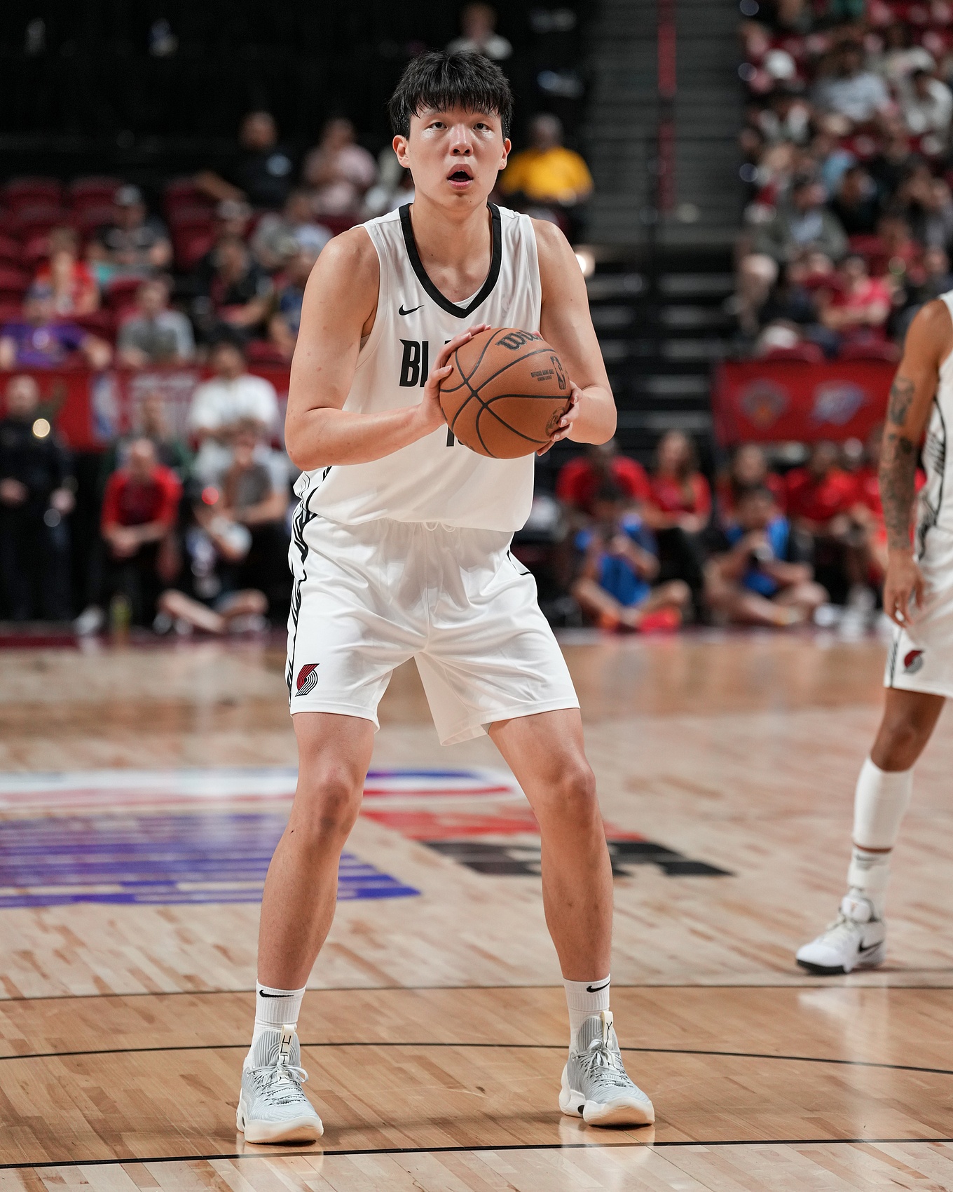 ??影響力！楊瀚森罰籃時 現(xiàn)場的中國球迷大喊“楊瀚森MVP”
