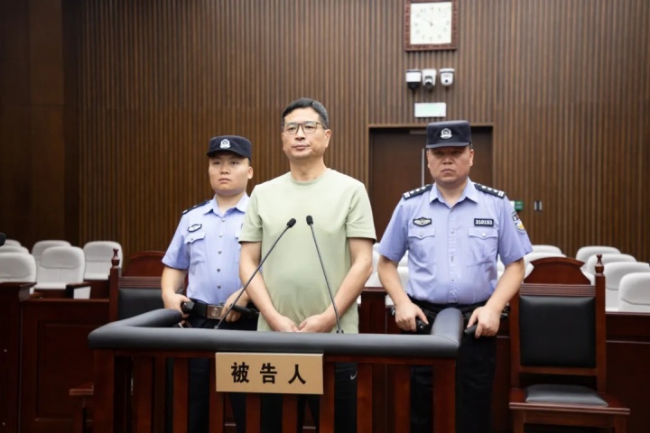 原上港集團總裁嚴俊犯受賄罪，被判有期徒刑十二年，罰金二百萬元
