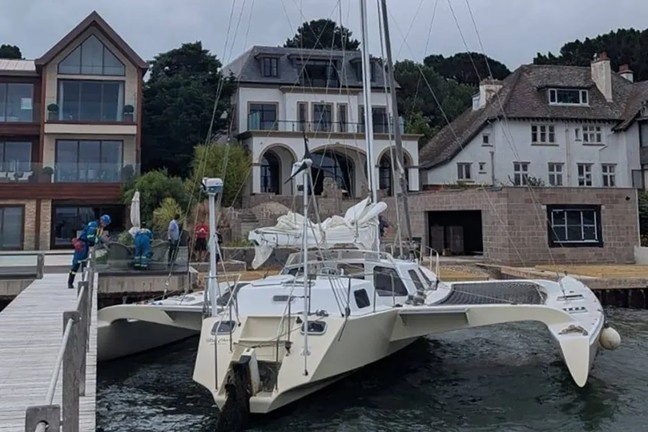 ??太陽報(bào)：一艘三體賽艇失控撞進(jìn)老雷豪宅的花園