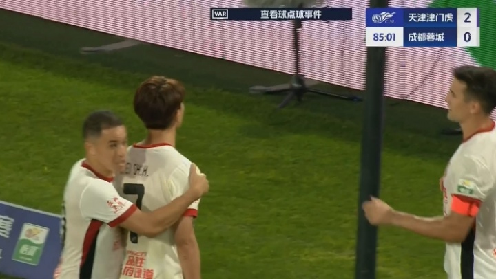 差點(diǎn)爆發(fā)！韋世豪和津門虎看臺(tái)對(duì)罵，隊(duì)友把他拉了回來(lái)