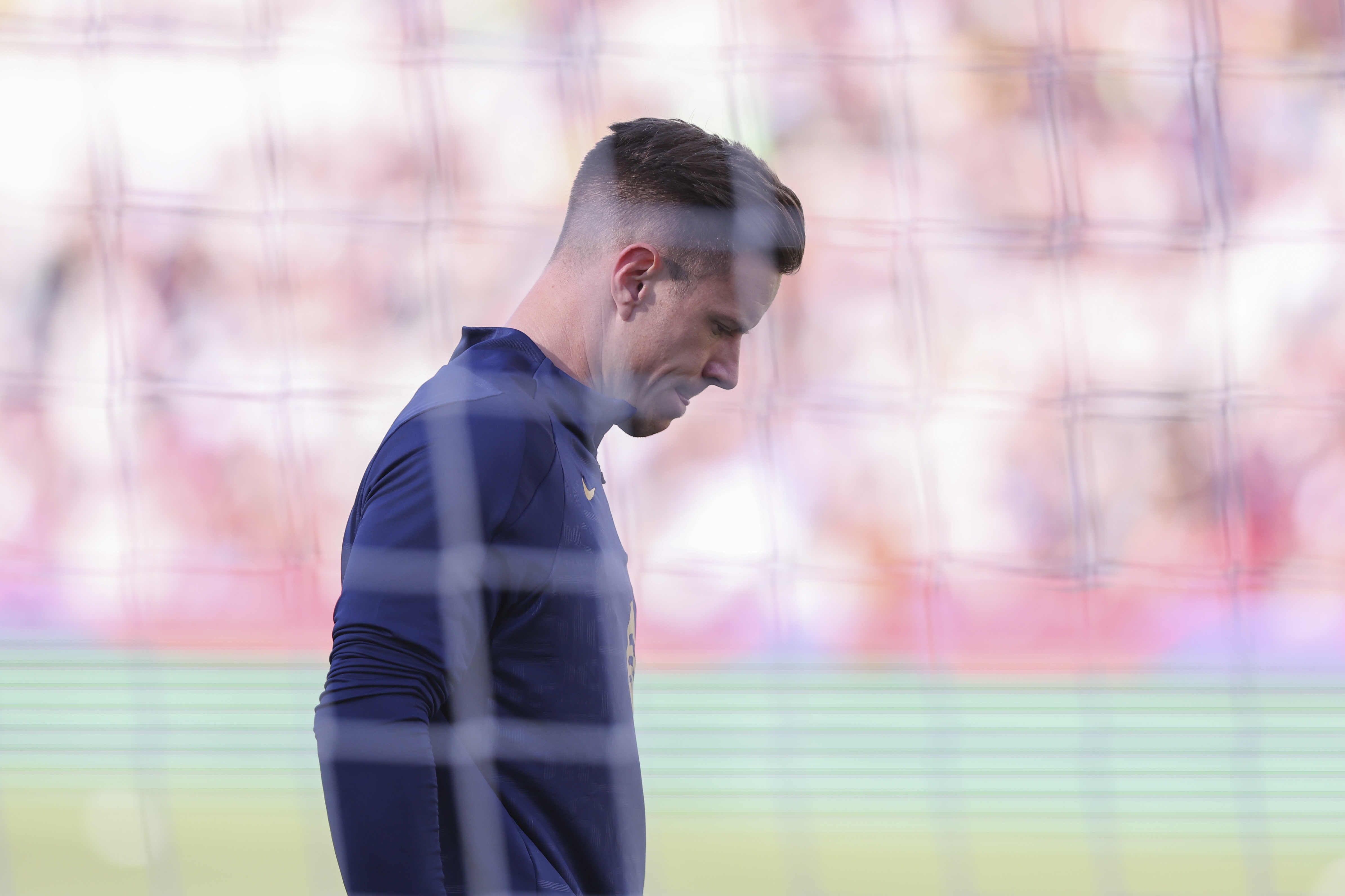 世體：弗里克帶隊進(jìn)行了新一次訓(xùn)練，而特爾施特根仍繼續(xù)單獨(dú)訓(xùn)練