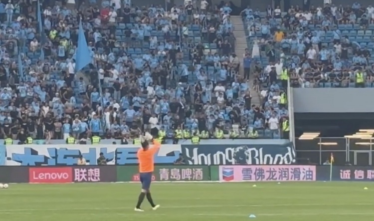 王大雷隨泰山隊(duì)出征大連，受到家鄉(xiāng)球迷熱情歡迎