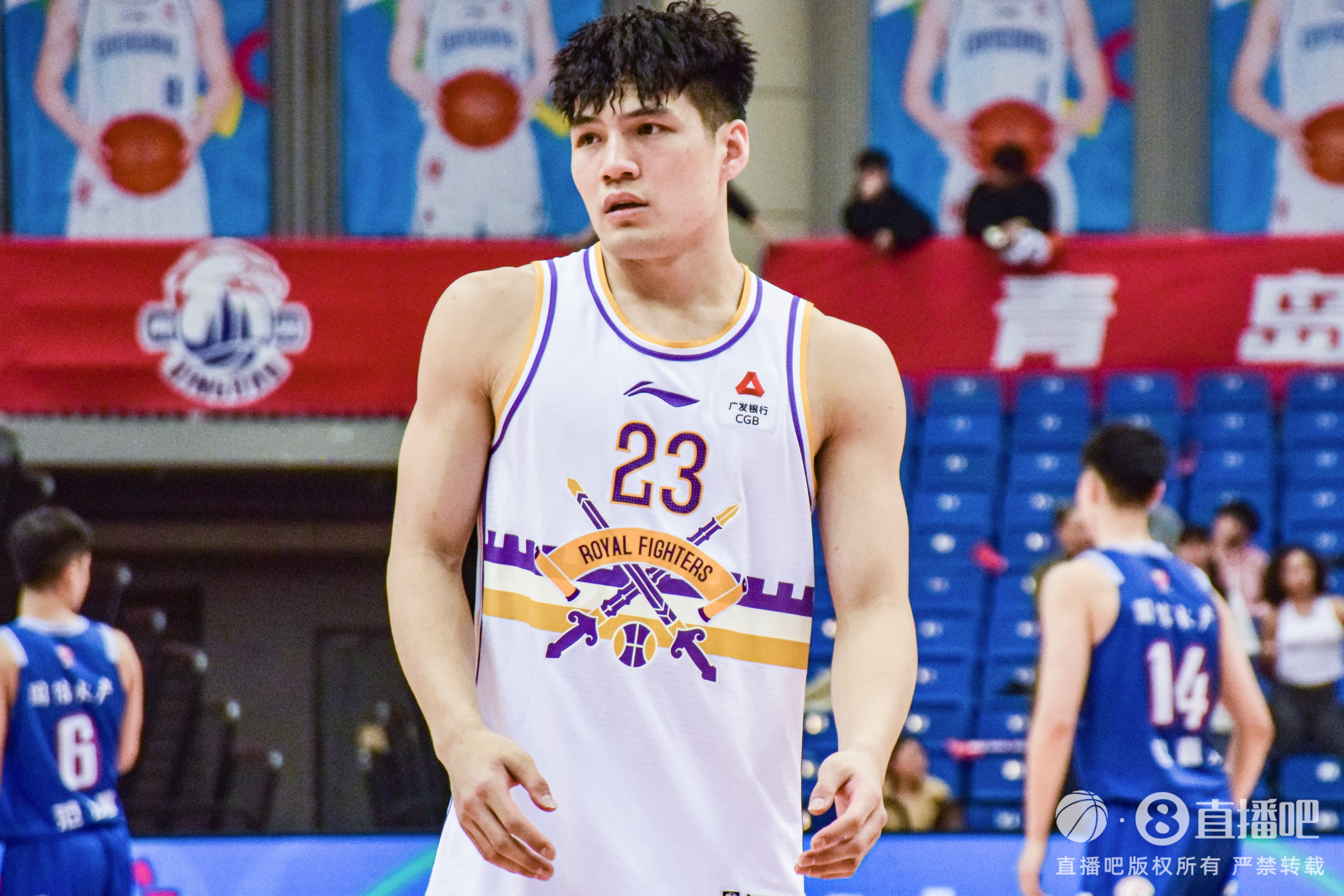 又搞個(gè)大的？媒體人：廣州男籃為引進(jìn)陳國(guó)豪正在尋求多方交易