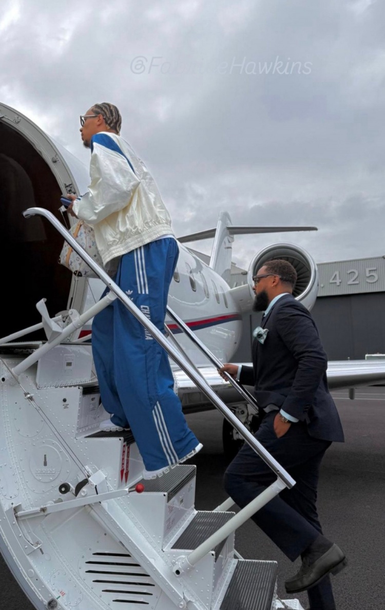 記者：?；倏伺c經(jīng)紀人正在飛往利物浦的航班上，今日完成體檢