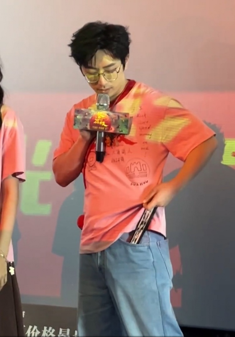 演員白客為蘇超蘇州隊(duì)打call：我今天衣服上印了蘇州隊(duì)的隊(duì)標(biāo)