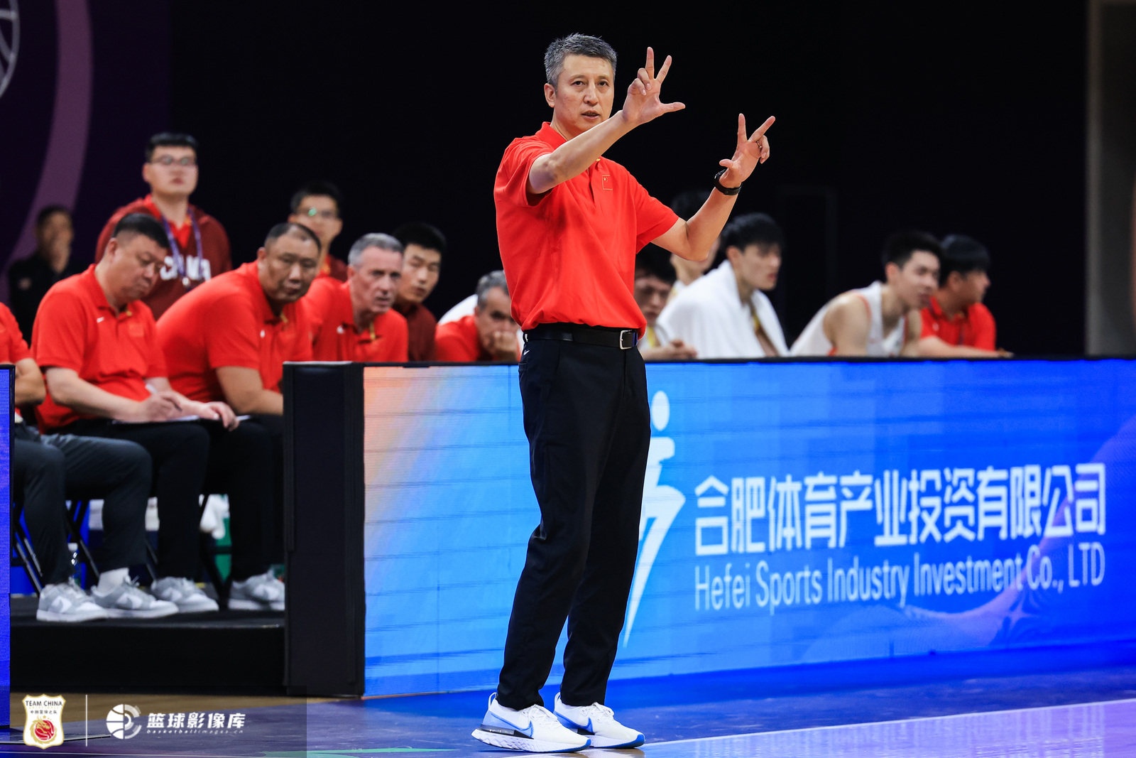 媒體人：現(xiàn)在男籃是四面楚歌&全員沒呼吸權(quán) 積弱多年把口碑造沒了