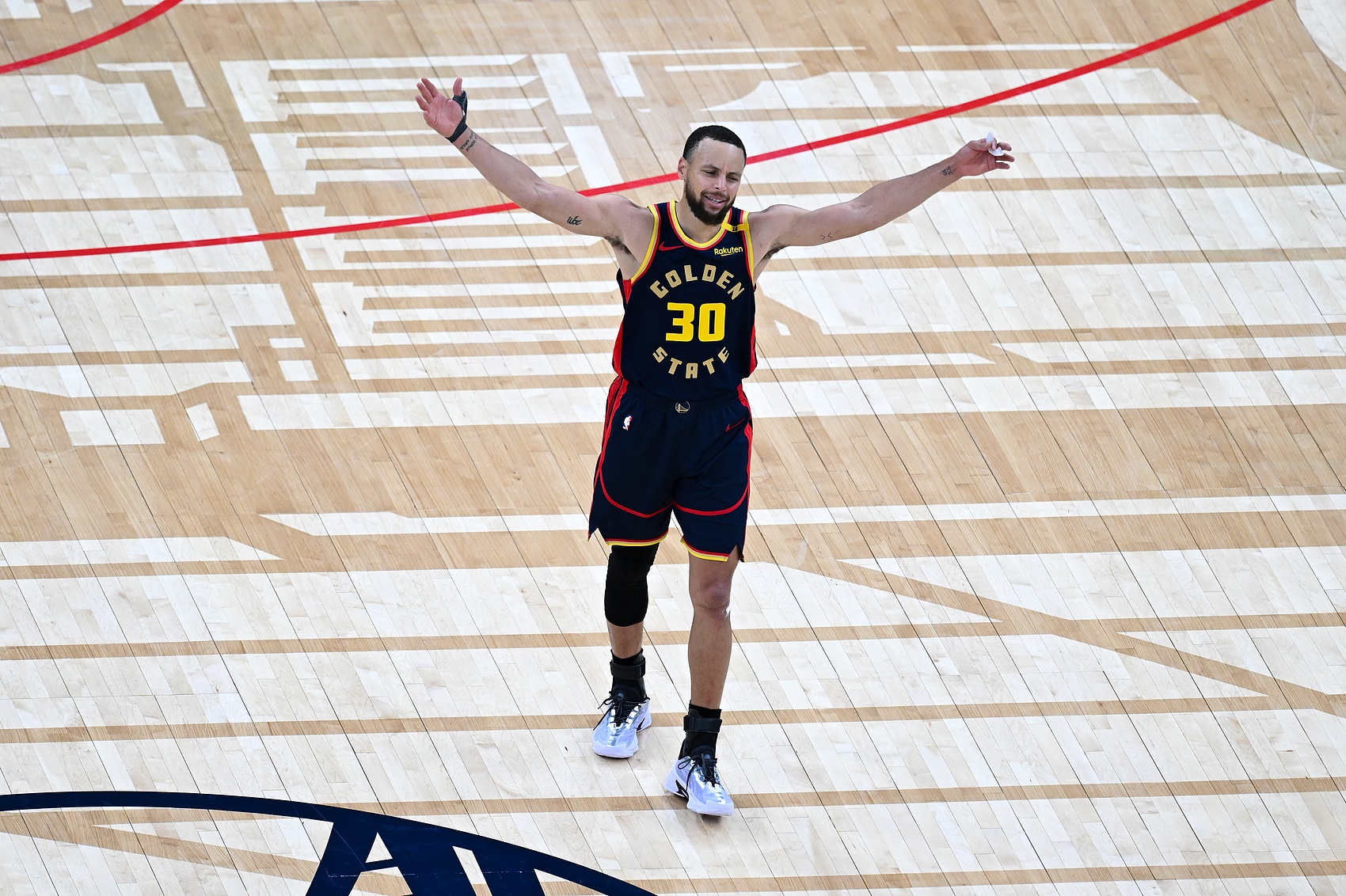 網(wǎng)上說(shuō)你凈資產(chǎn)2.4億？庫(kù)里：我不知道也不關(guān)心 有人幫我處理這些