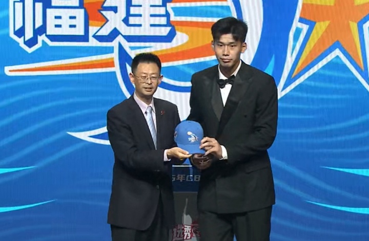 狀元楊曦皓和福建最多簽約3年 到期后福建沒獨(dú)家簽約權(quán) 有匹配權(quán)