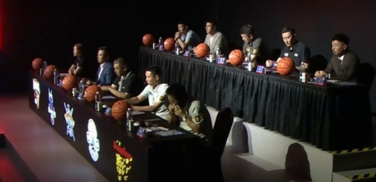 ??聊啥呢？廣東男籃代表在CBA選秀大會現(xiàn)場悄悄地接了個電話