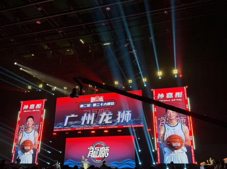 次輪第26順位 廣州龍獅選擇了旅美球員孫嘉彤！！歡迎????