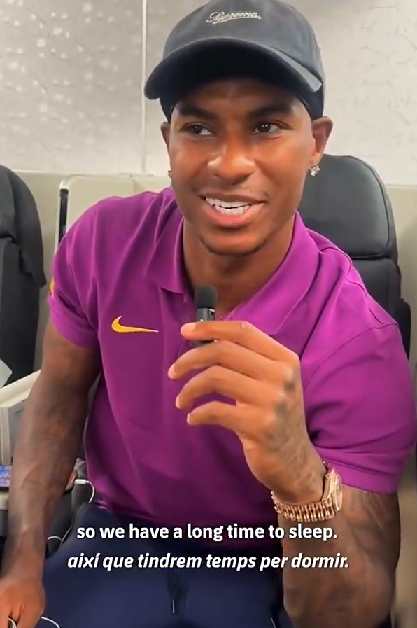 ??拉什福德想在飛機(jī)上看電影和睡覺，他希望鄰座孔德別打擾他