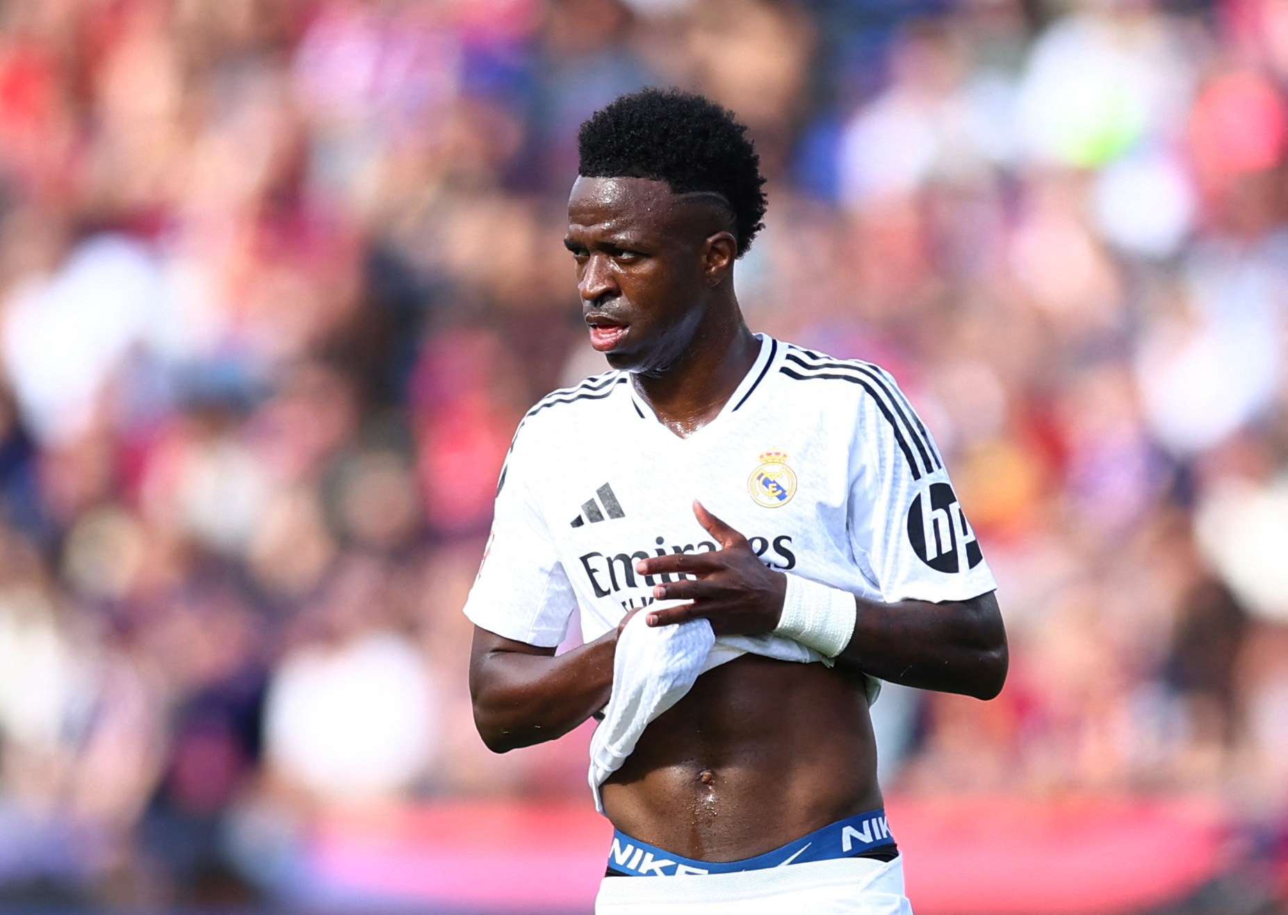 ??塞爾記者：維尼修斯及其團(tuán)隊(duì)近幾個(gè)月向皇馬要超2500萬歐年薪