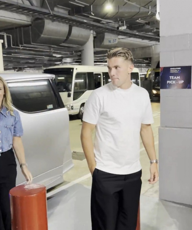 阿森納官方曬視頻：新援約克雷斯抵達新加坡，與一線隊會合