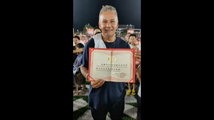 巴喬、卡洛斯“持證上崗”，兩人接收榕江學校名譽足球總教練聘書