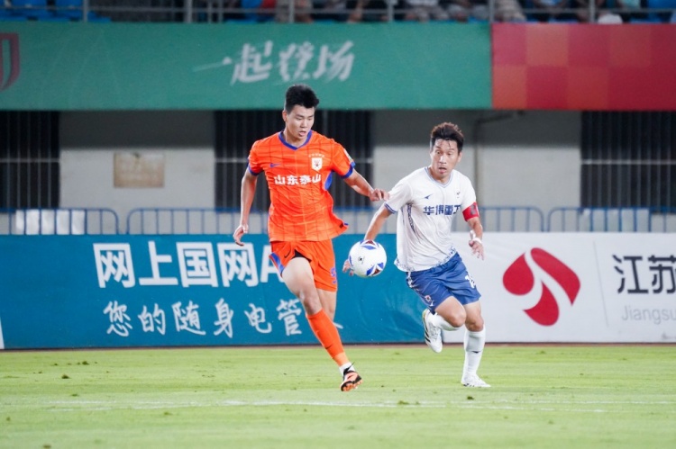 魯媒：山東泰山隊(duì)啟程赴成都，20歲小將彭逸翔首次跟隊(duì)前往客場(chǎng)