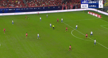 自信十足！韋世豪禁區(qū)內(nèi)背身凌空腳后跟射門被撲