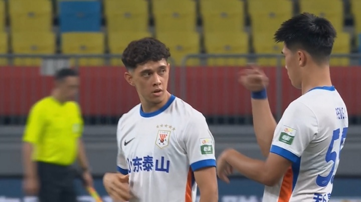 泰山生涯首秀！下半場開始前李小恒替補(bǔ)登場，換下克雷桑