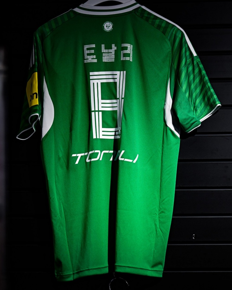 紐卡新賽季客場球衣今晚熱身賽首次亮相，帶有韓文印字