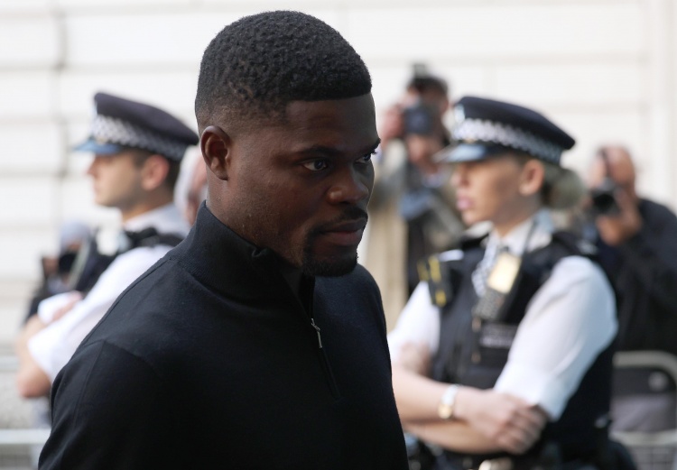 TA：托馬斯被準(zhǔn)予有條件保釋，想出國(guó)必須提前24小時(shí)向警方報(bào)告