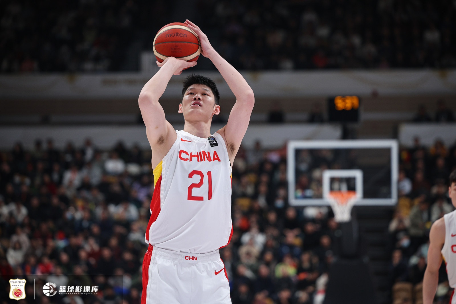 20分5板幫助中國男籃取得開門紅！胡金秋當(dāng)選本場最佳球員