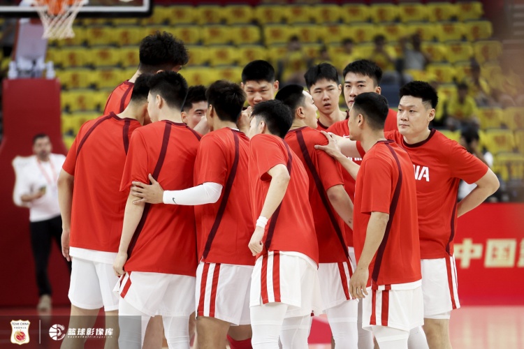 媒體人：中國男籃首勝驚喜在細節(jié)進步 方向正確比成績更關鍵