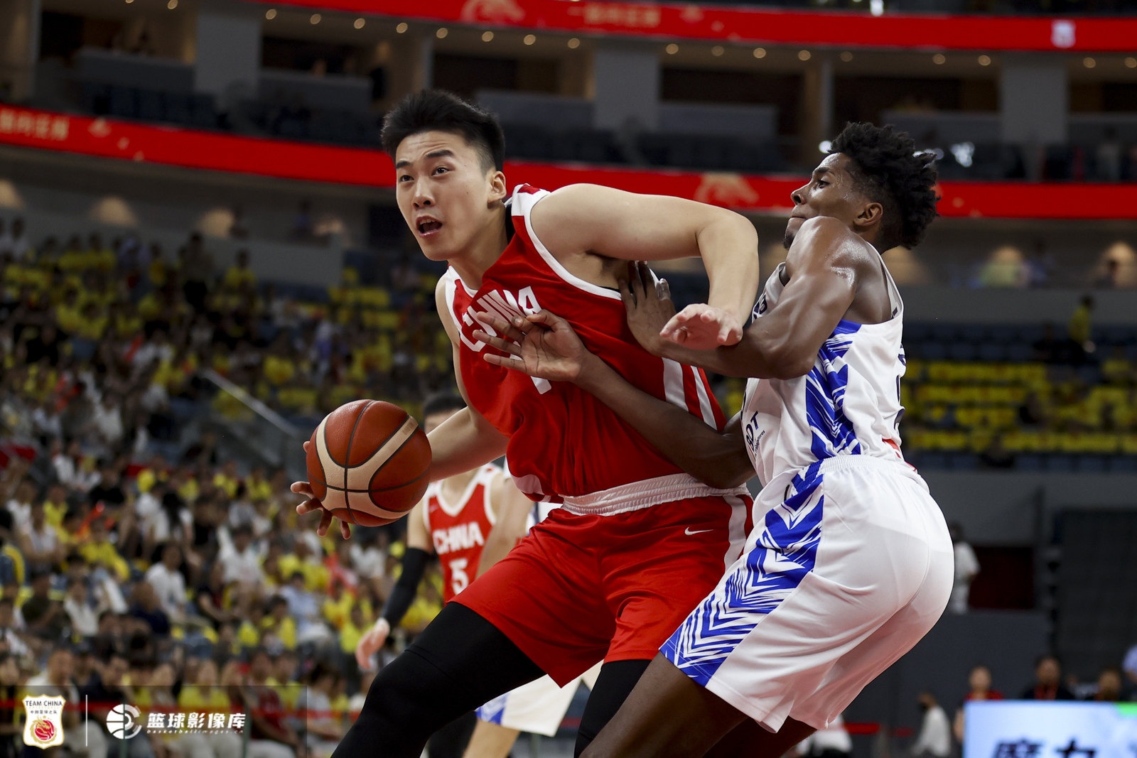 媒體人：郭導(dǎo)重防守 王俊杰防守待提升 贏球前提下應(yīng)容年輕人犯錯(cuò)