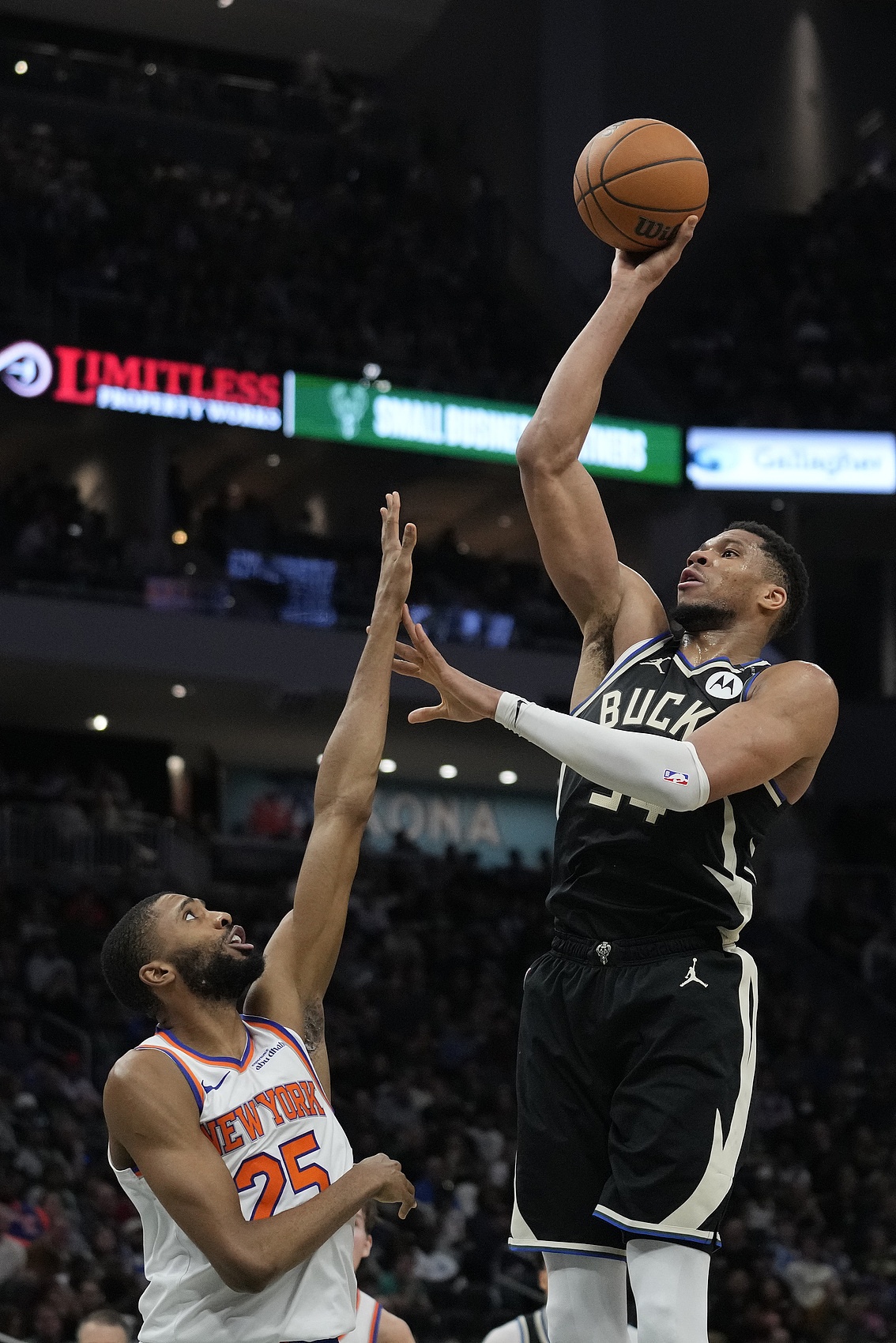 美記：尼克斯仍在關(guān)注字母哥的情況 續(xù)約大橋的時間很微妙