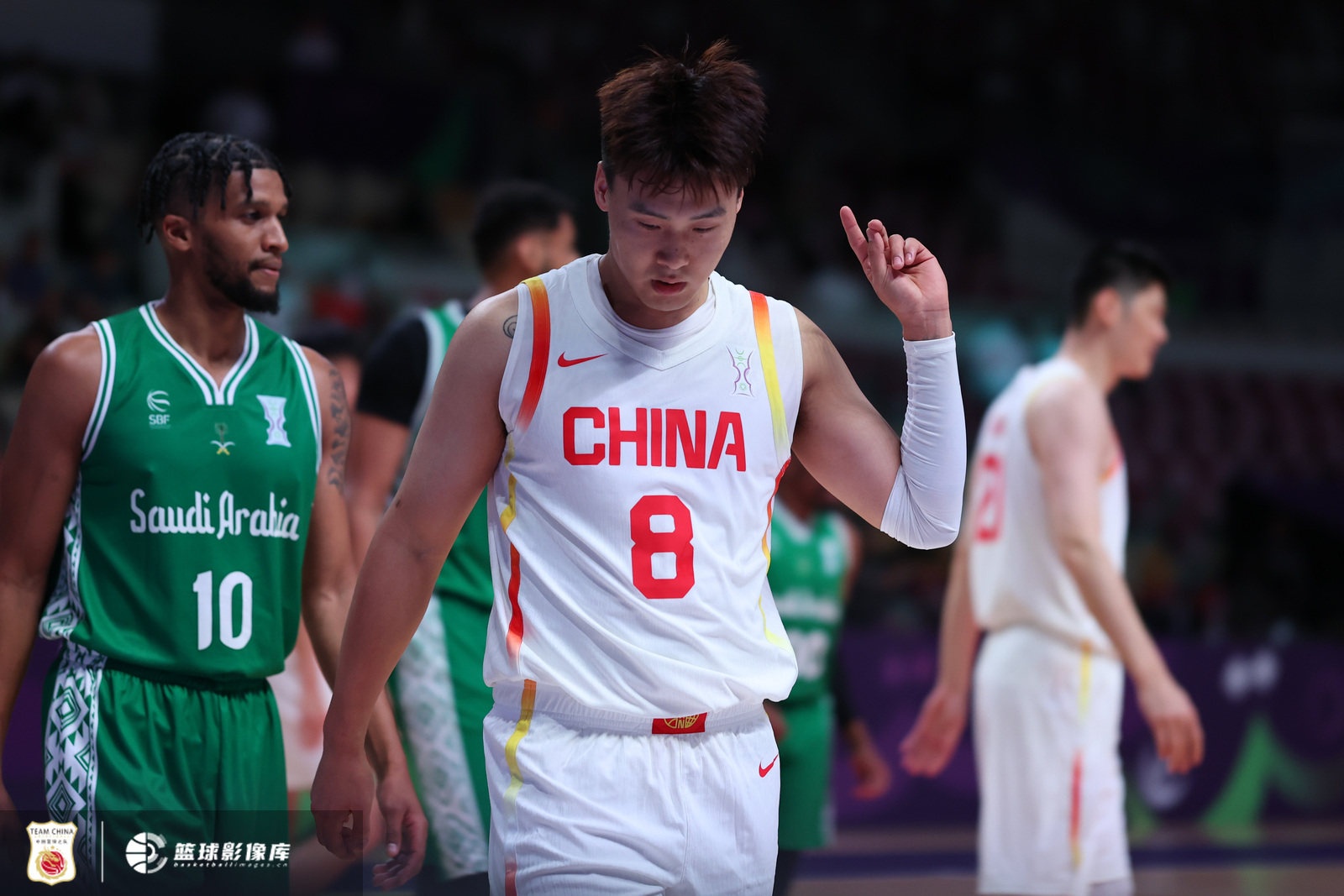 首戰(zhàn)告捷！中國(guó)93-88沙特 三分表現(xiàn)搶眼 末節(jié)險(xiǎn)情凸顯需總結(jié)提升