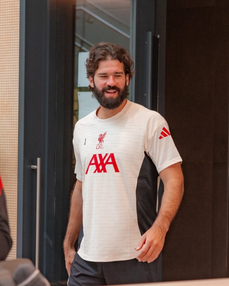 利物浦官方曬阿利森照片，球員此前因家庭事務(wù)缺席季前賽