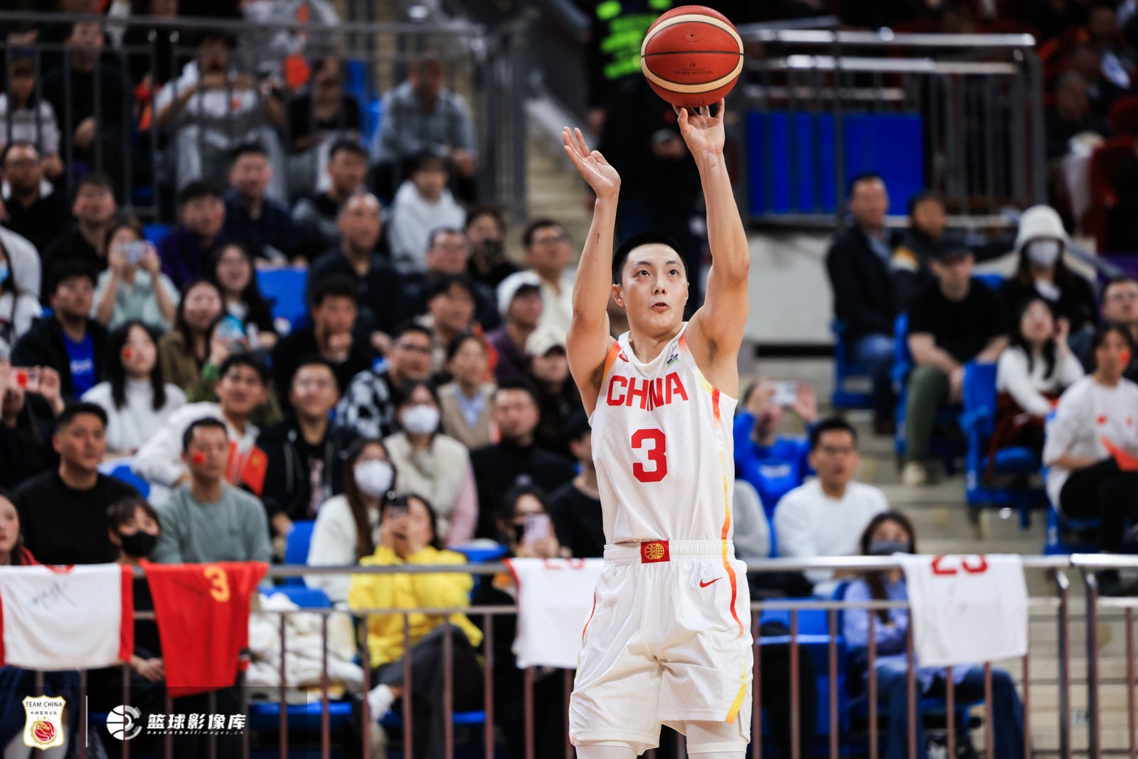 手風(fēng)挺順！胡明軒首節(jié)6中3得8分1板1助 命中兩記三分