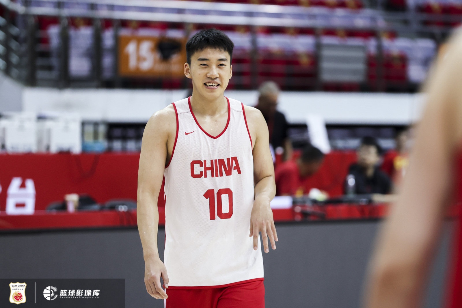 媒體人：男籃半場(chǎng)輕松暢快 進(jìn)攻高效+防守到位 今天贏個(gè)痛快！