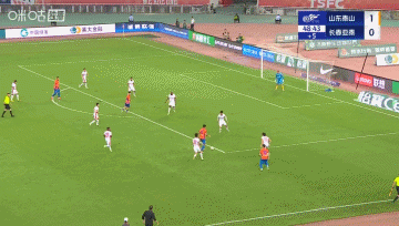 馬德魯加禁區(qū)內(nèi)倒地，裁判示意沒(méi)有點(diǎn)球