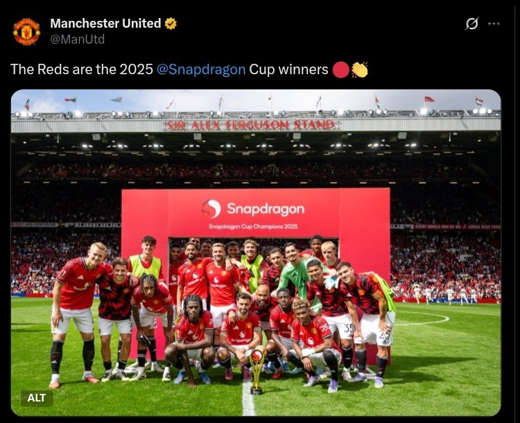 好的開始！曼聯(lián)官方社媒曬全隊與驍龍杯冠軍獎杯合影