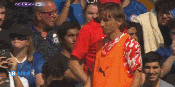 昨日替補未登場！鏡頭再次給到場邊熱身的莫德里奇