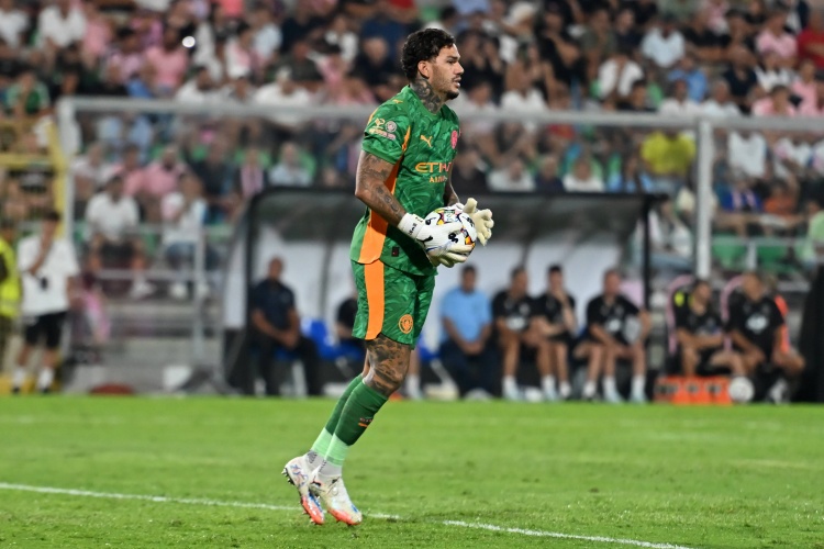 天空：曼城希望埃德森留隊(duì)擔(dān)任一門，他們至今尚未與多納魯馬談判