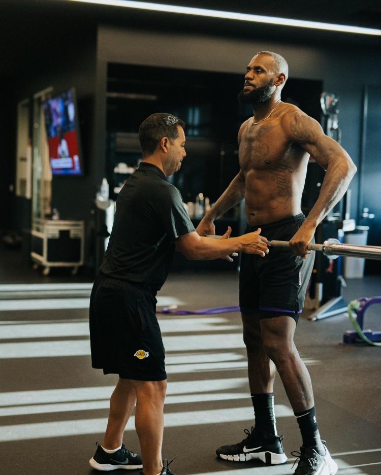 Skip：偶遇老詹的訓(xùn)練師 以為他要罵我 但他很友善還主動(dòng)找我搭話