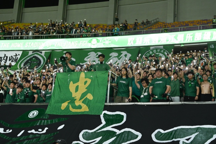 震撼！浙媒：黃龍東看臺(tái)將合力完成浙江看臺(tái)史上首個(gè)拼圖式TIFO