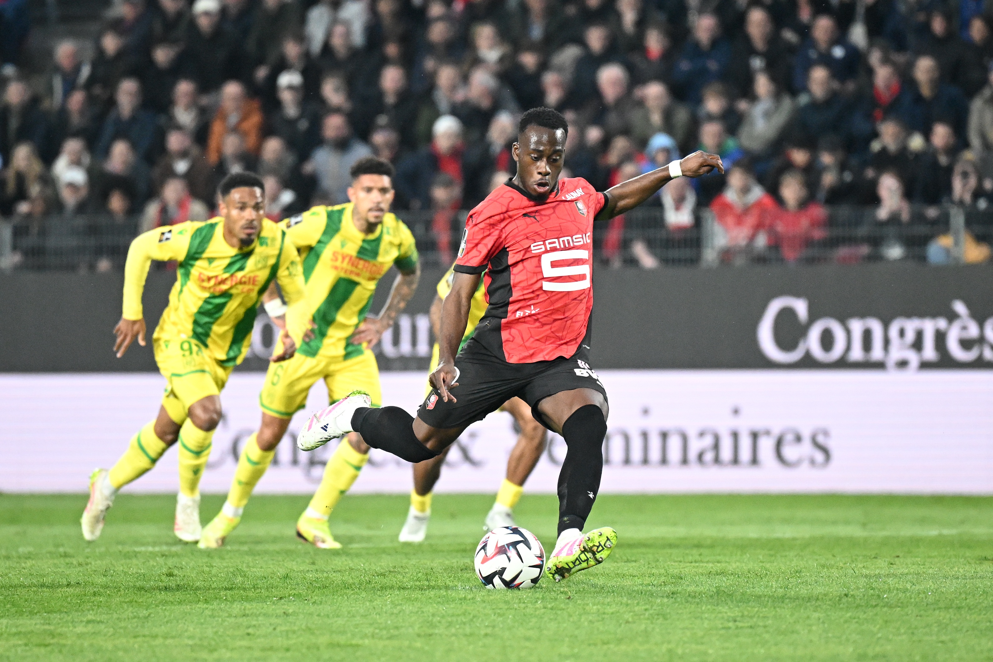 羅馬諾：諾丁漢森林3000萬歐報價雷恩前鋒卡里姆恩多，談判進行中