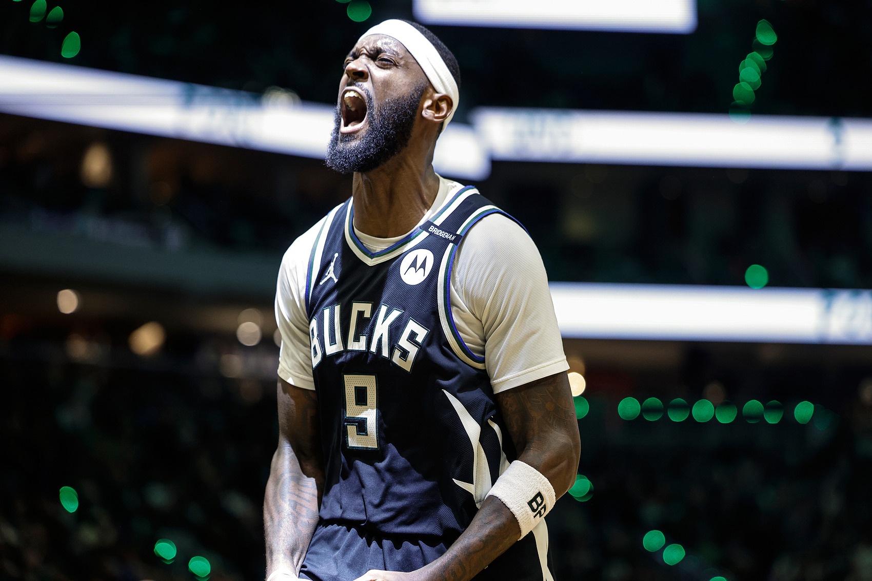 美記：雄鹿有意庫(kù)明加 但不愿在先簽后換中付出勇士想要的波蒂斯