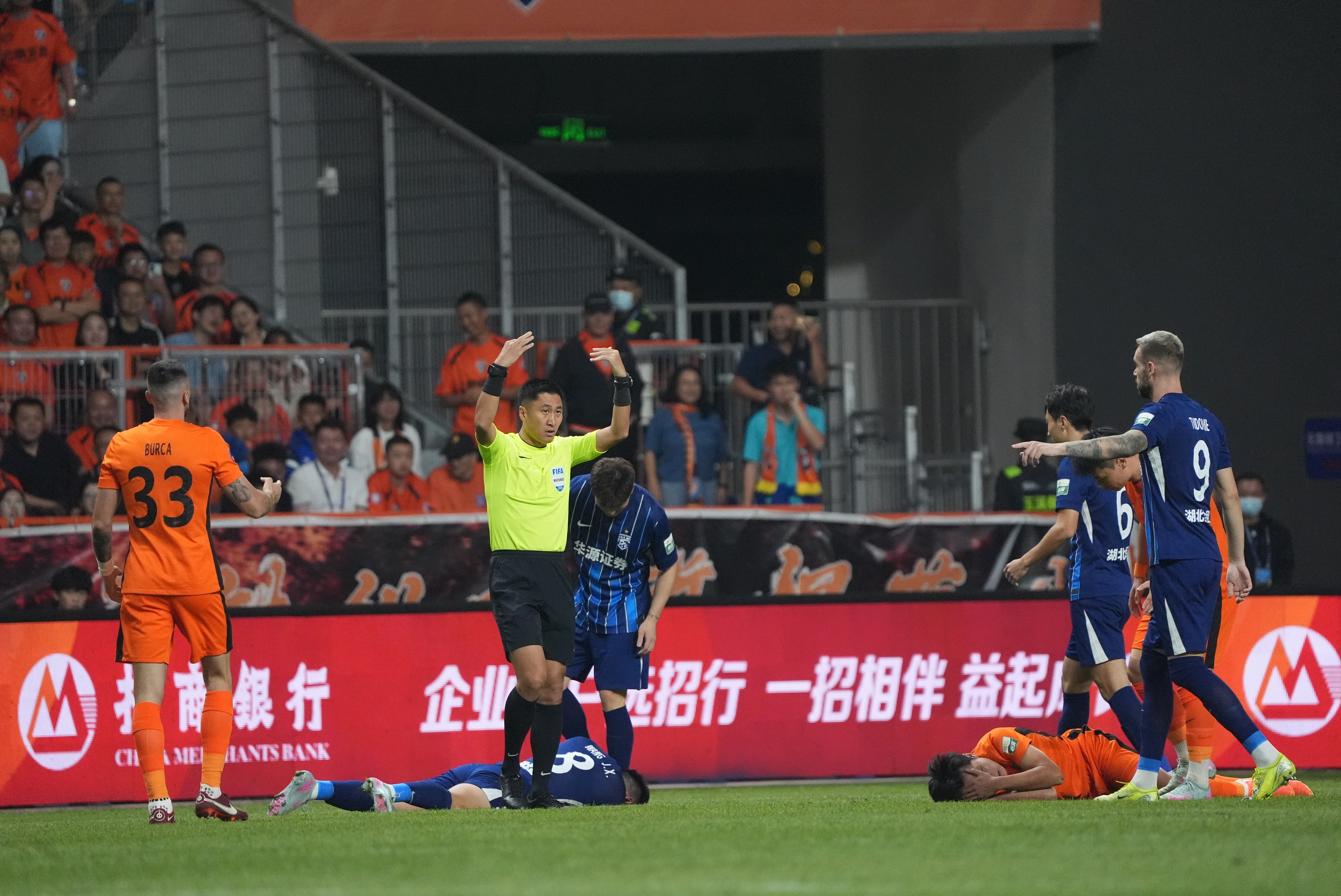 因在比賽中被沖撞頭部后出現(xiàn)短暫暈眩，張祥碩已送往醫(yī)院檢查